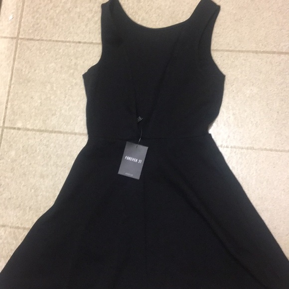 Little black dress with an open back - Picture 2 of 2